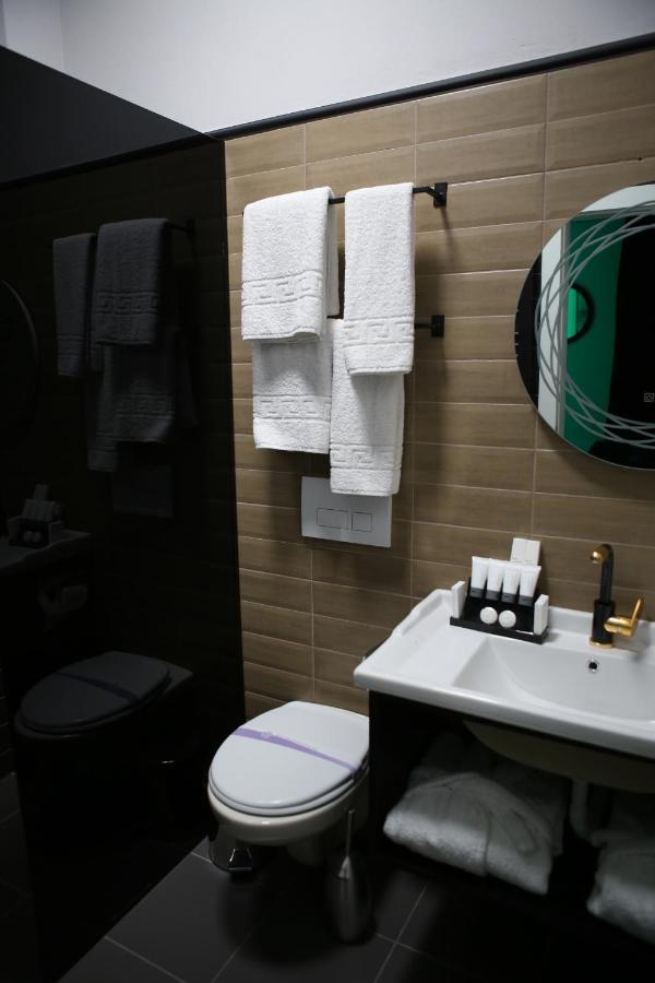 Dark Boutique Hotel Shkoze Esterno foto